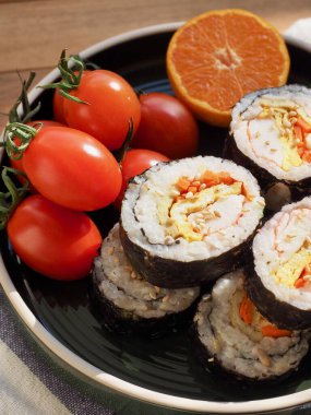Kore yemeği Sebze Kimbap ve Kirazlı Domates, Mandalina