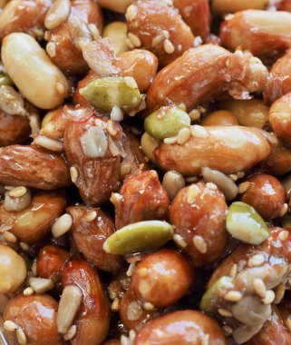 Asya yemeği kavrulmuş fındık, fıstık, ayçiçeği çekirdeği, kabak çekirdeği.