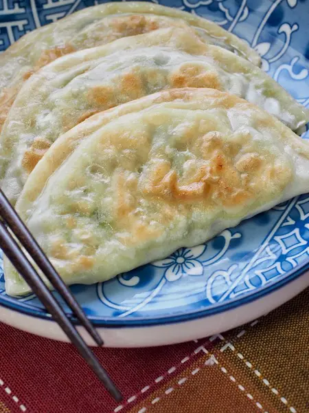 Asiatisk Mat Dim Sum Stekta Dumplings Och Grönt — Stockfoto