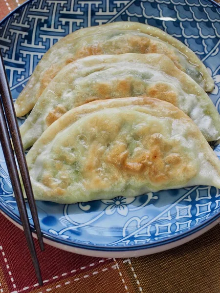 Asiatisk Mat Dim Sum Stekta Dumplings Och Grönt — Stockfoto