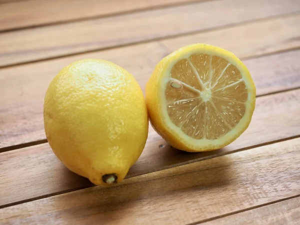 Свежий Органический Лимон — стоковое фото