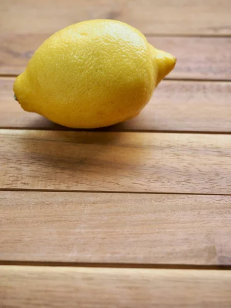 フレッシュオーガニックフルーツイエローレモン — ストック写真