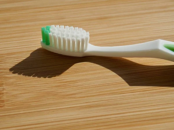 木板の上の歯ブラシ — ストック写真