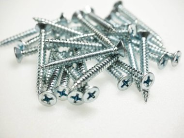 Gümüş vidayla beyaz arkaplan