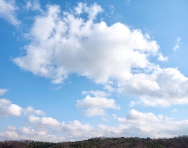 Mavi gökyüzü, bulutlar ve dağlar