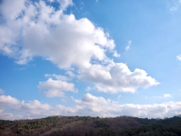 青い空と雲と山 — ストック写真