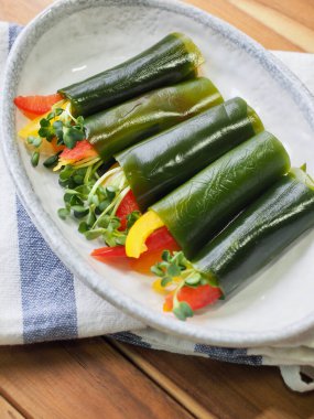 Kore yemeği yosunlu sebze rulosu