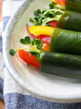 Kore yemeği yosunlu sebze rulosu