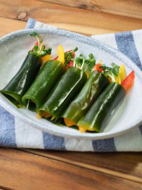 Kore yemeği yosunlu sebze rulosu