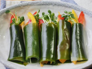 Kore yemeği yosunlu sebze rulosu