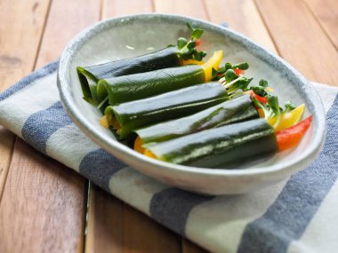 Kore yemeği yosunlu sebze rulosu