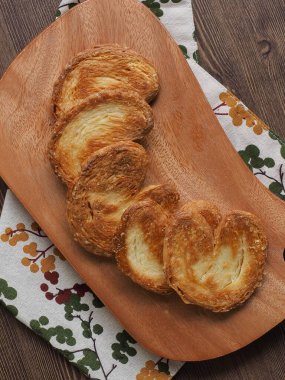 Kalp şeklinde tatlılar, hamur tatlısı, hamur işi malzemeleri.