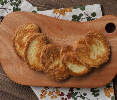 Kalp şeklinde tatlılar, hamur tatlısı, hamur işi malzemeleri.