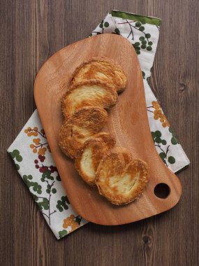 Kalp şeklinde tatlılar, hamur tatlısı, hamur işi malzemeleri.