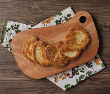 Kalp şeklinde tatlılar, hamur tatlısı, hamur işi malzemeleri.