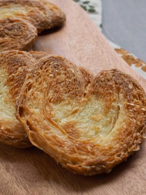 Kalp şeklinde tatlılar, hamur tatlısı, hamur işi malzemeleri.