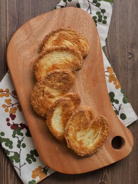 Kalp şeklinde tatlılar, hamur tatlısı, hamur işi malzemeleri.