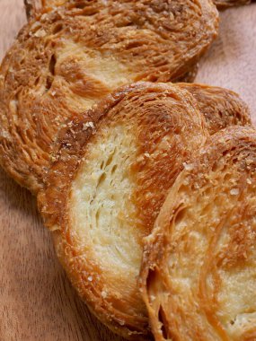 Kalp şeklinde tatlılar, hamur tatlısı, hamur işi malzemeleri.