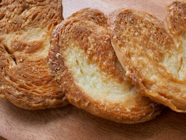 Kalp şeklinde tatlılar, hamur tatlısı, hamur işi malzemeleri.