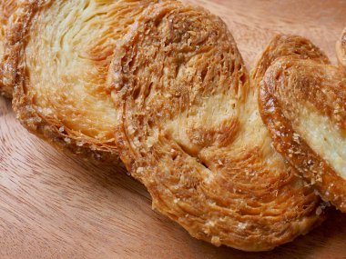 Kalp şeklinde tatlılar, hamur tatlısı, hamur işi malzemeleri.