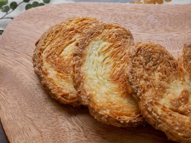 Kalp şeklinde tatlılar, hamur tatlısı, hamur işi malzemeleri.