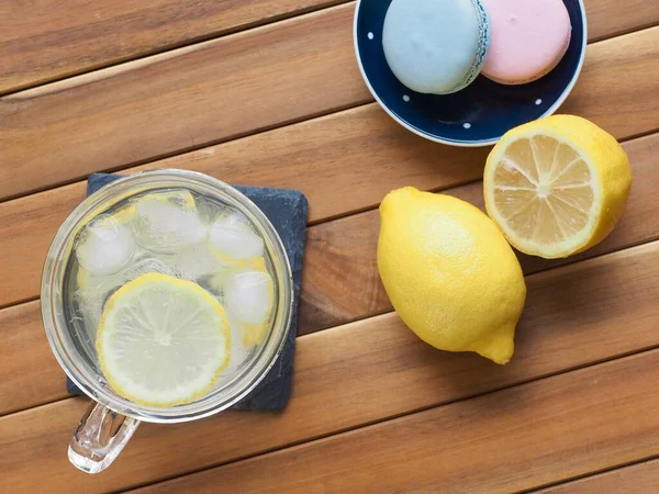 Kühle Sommergetränke Zitronen Eistee Limonade — Stockfoto