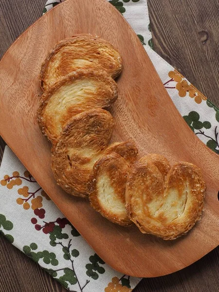 Kalp şeklinde tatlılar, hamur tatlısı, hamur işi malzemeleri.