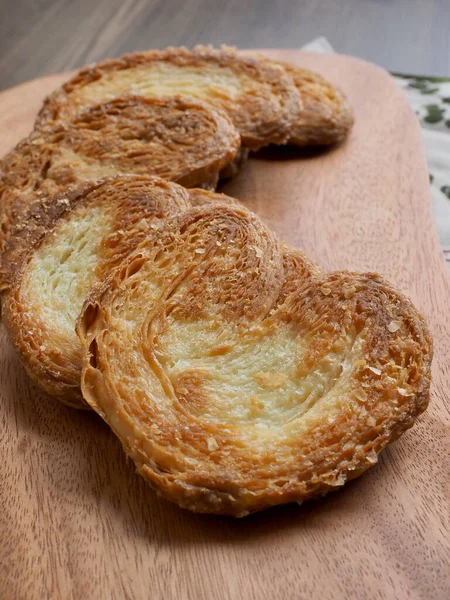 Kalp şeklinde tatlılar, hamur tatlısı, hamur işi malzemeleri.