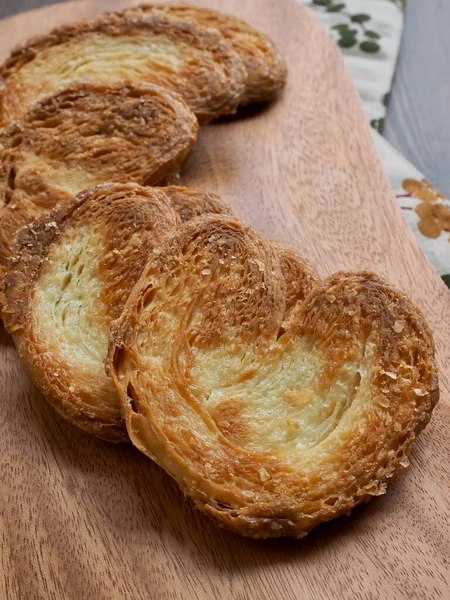 Kalp şeklinde tatlılar, hamur tatlısı, hamur işi malzemeleri.