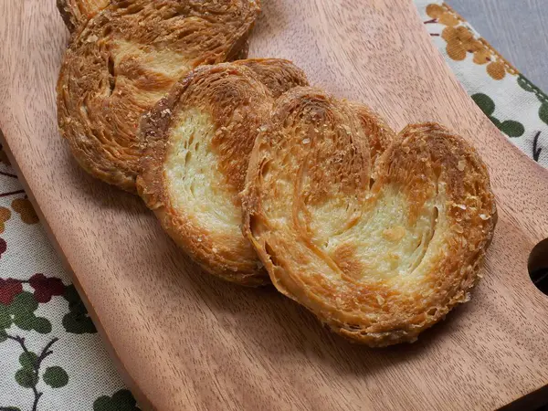 Kalp şeklinde tatlılar, hamur tatlısı, hamur işi malzemeleri.