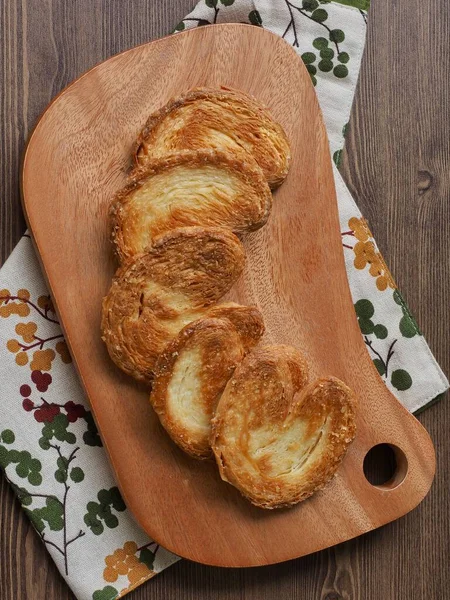 Kalp şeklinde tatlılar, hamur tatlısı, hamur işi malzemeleri.