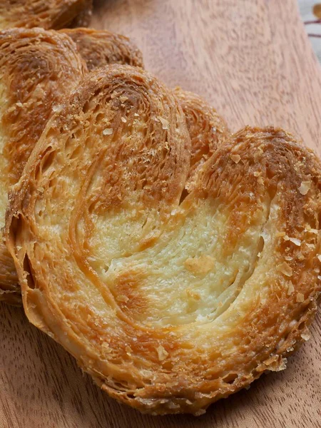 Kalp şeklinde tatlılar, hamur tatlısı, hamur işi malzemeleri.