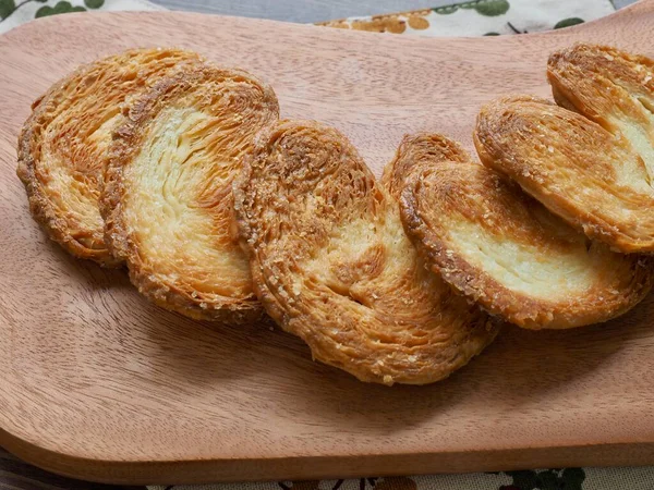 Kalp şeklinde tatlılar, hamur tatlısı, hamur işi malzemeleri.