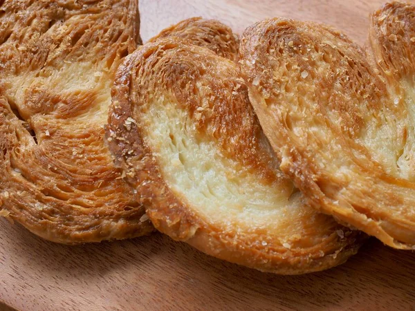 Kalp şeklinde tatlılar, hamur tatlısı, hamur işi malzemeleri.