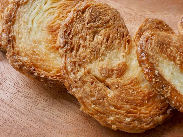 Kalp şeklinde tatlılar, hamur tatlısı, hamur işi malzemeleri.