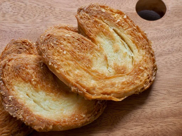 Kalp şeklinde tatlılar, hamur tatlısı, hamur işi malzemeleri.