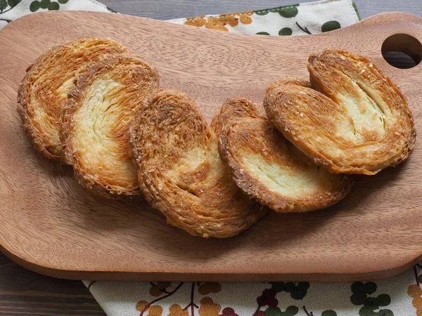 Kalp şeklinde tatlılar, hamur tatlısı, hamur işi malzemeleri.