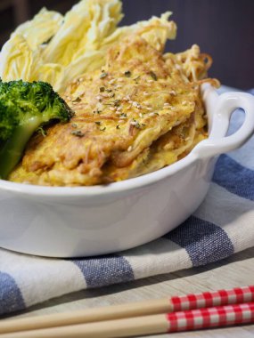 Kore usulü yumurta mantarlı krep ve Çin lahanası, brokoli.