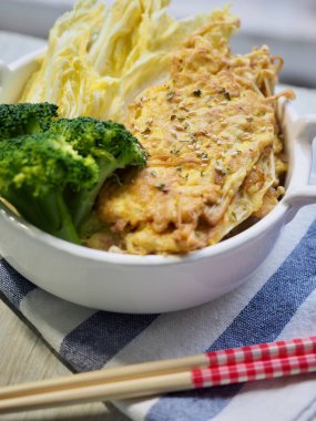 Kore usulü yumurta mantarlı krep ve Çin lahanası, brokoli.