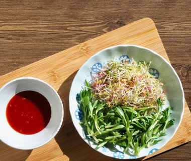 Taze filiz ve Sedum sarmentosum salatası.