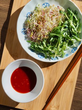 Taze filiz ve Sedum sarmentosum salatası.