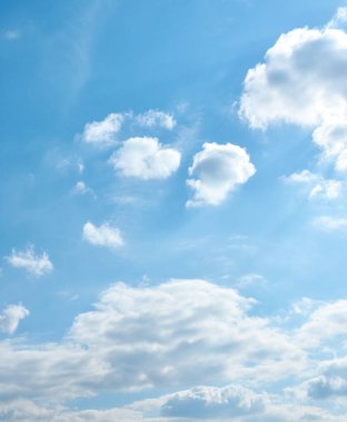 Mavi gökyüzü ve beyaz bulutlar