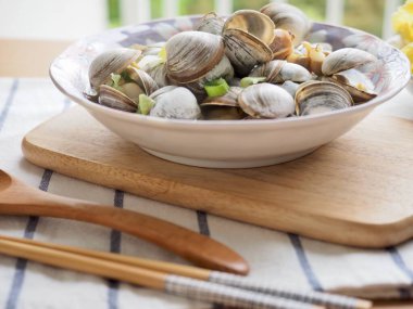 Asya yemeği kabuklu deniz ürünleri çorbası ve lahana.