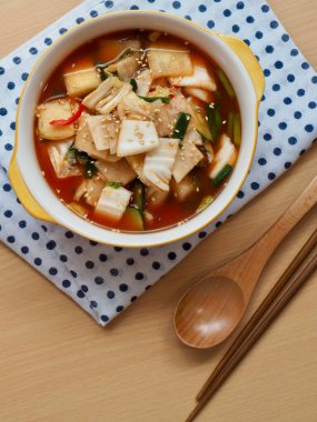 Kore geleneksel su kimchi 'si.