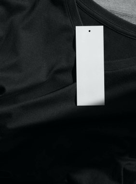 Siyah V yaka kısa kollu tişört ve giysi etiketi