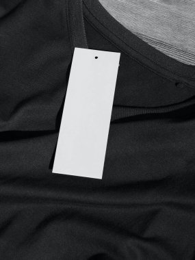 Siyah V yaka kısa kollu tişört ve giysi etiketi