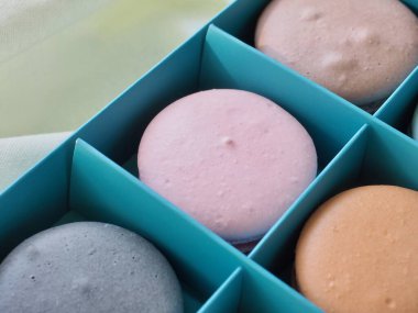 Farklı renklerde renkli badem kurabiyeleri, hediye kutusu