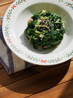 Kore mezeleri baharatlı ıspanak.