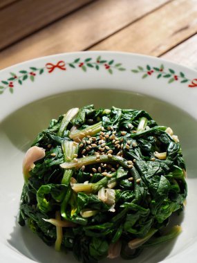 Kore mezeleri baharatlı ıspanak.