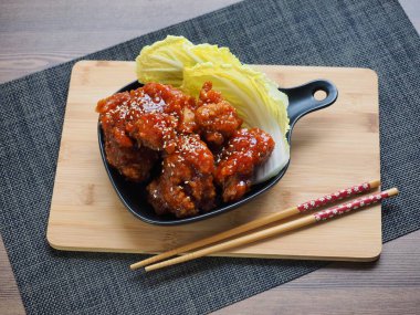 Kızarmış tavuk ve Çin lahanası.